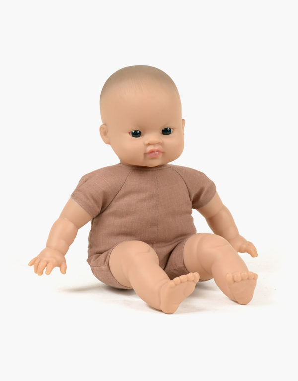 minikane-collection-accessoires-et-dressing-poupees-babies-28cm-matteo-petit-garcon-asie-debout
