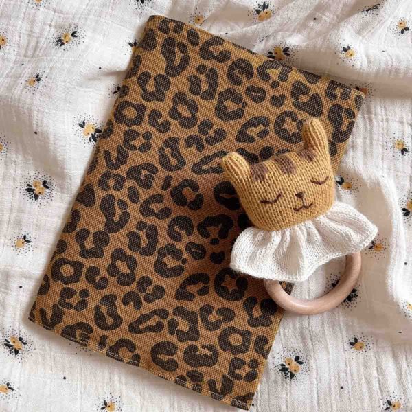 protege-carnets-de-sante-chloe-graou-caramel-rose-in-april