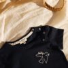 le-t-shirt-brode-baby-bird-en-coton-bio-charbon-emoi-emoi