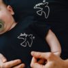 le-t-shirt-brode-baby-bird-en-coton-bio-charbon-emoi-emoi