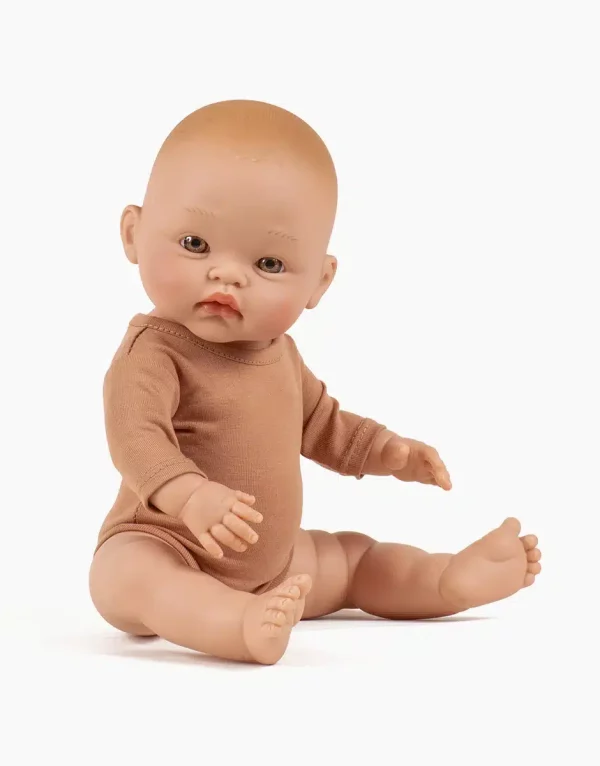 minikane-poupee-cuties-yeux-marrons-asexuee-36cm-olympe-assise