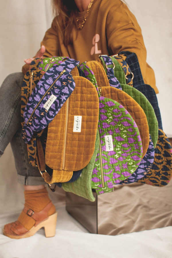 sac-banane-kela-velours-ocre-apaches