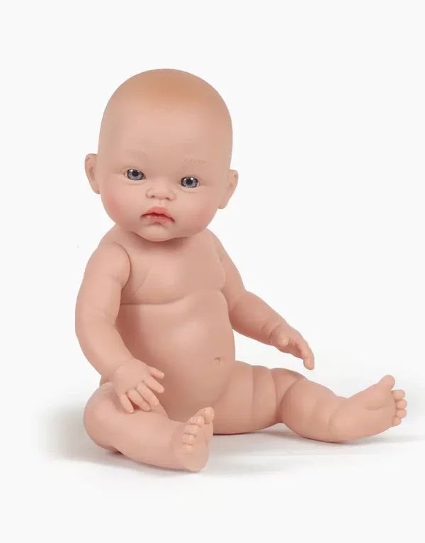minikane-poupee-cuties-yeux-bleus-asexuee-36cm-iris-assise