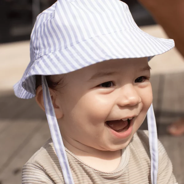 chapeau-bébé-rayures-bleus-swim-essentials