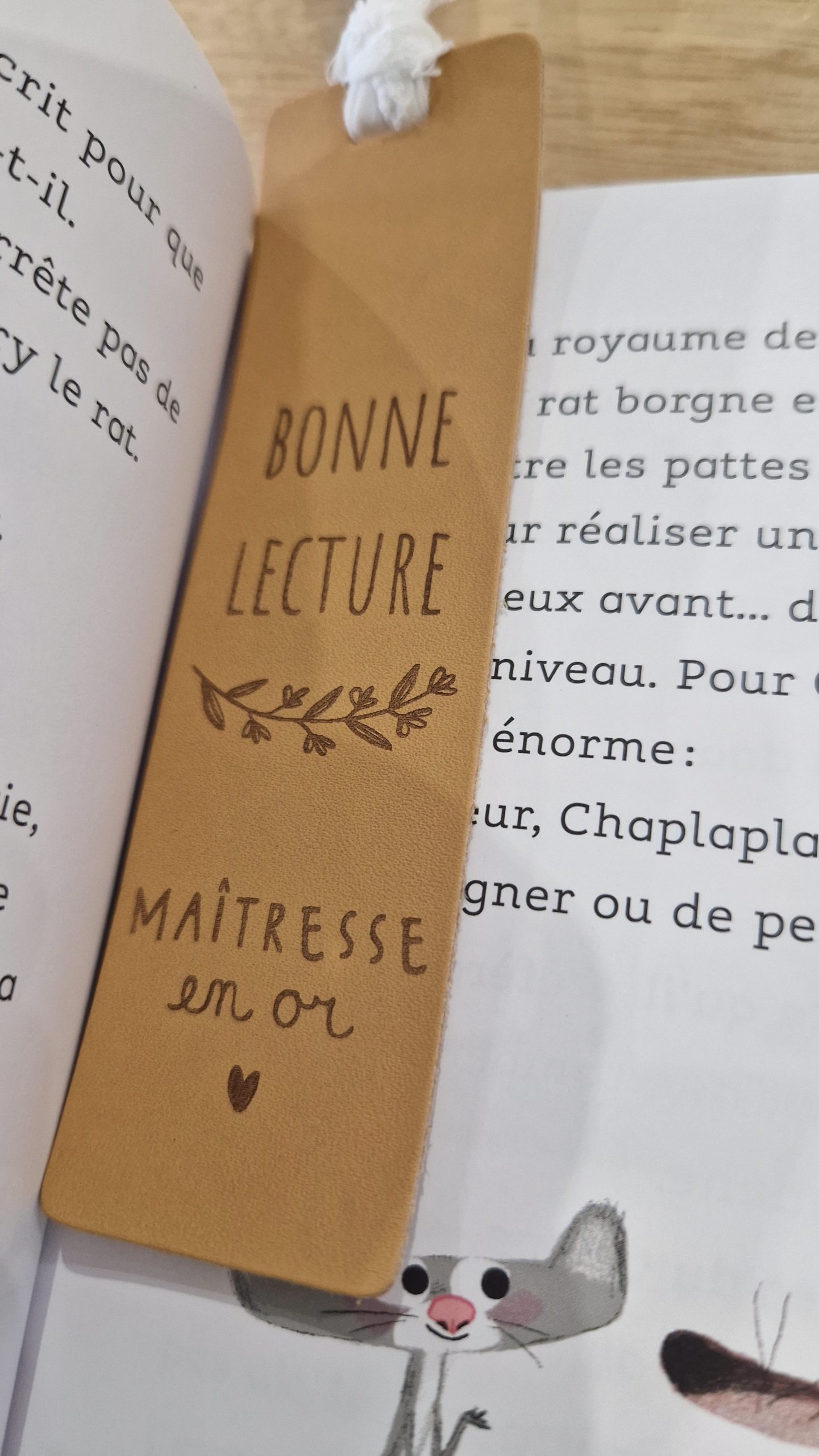 marque-page-maitresse-en-or