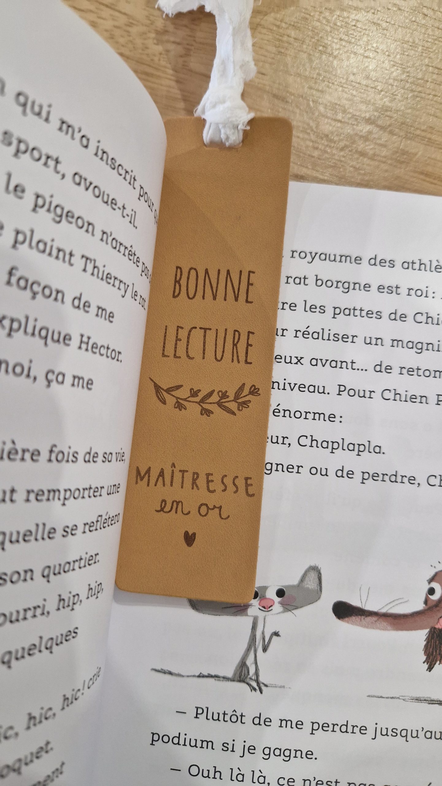 marque-page-maitresse-en-or