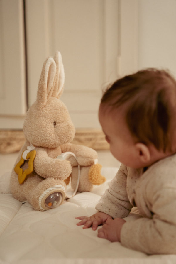 Peluche-activités-Lapin-Newborn-little-dutch