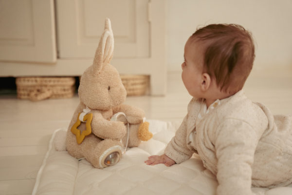 Peluche-activités-Lapin-Newborn-little-dutch
