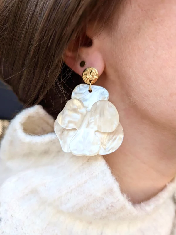 boucle-oreilles-camelia-ivoire-ivoire-atelier-artemis