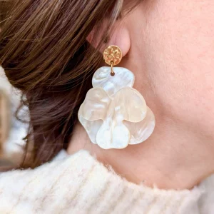 boucle-oreilles-camelia-ivoire-ivoire-atelier-artemis