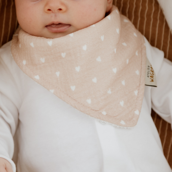 bavoir-bandana-gaze-beige-petits-coeurs-atelier-wagram