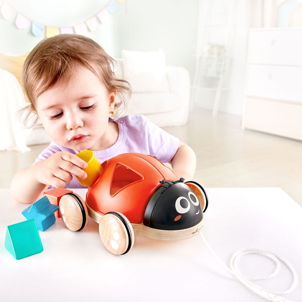 hape-coccinelle-a-tirer-trieuse-de-formes
